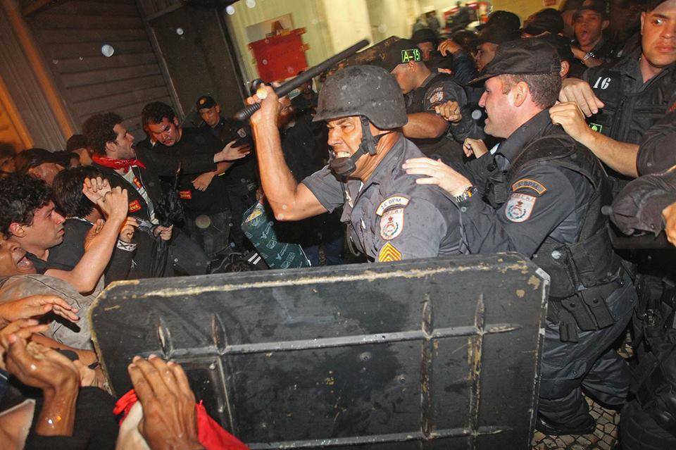 https://1.bp.blogspot.com/-V0laMkuMLNI/XZ-Yr60kG6I/AAAAAAAAD6k/7aDgPUry81g-D-YlO2FTl7gLN_-K7JsSwCLcBGAsYHQ/s1600/violencia-contra-professores%2Bset%2B2013.jpg