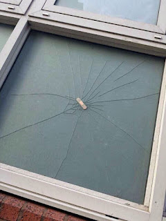 Spaßbilder - Fenster mit Pflaster repariert lustig Spaßbilder - Fenster mit Pflaster repariert lustig