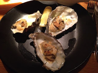 Gegratineerde oesters met sjalot en oude kaas