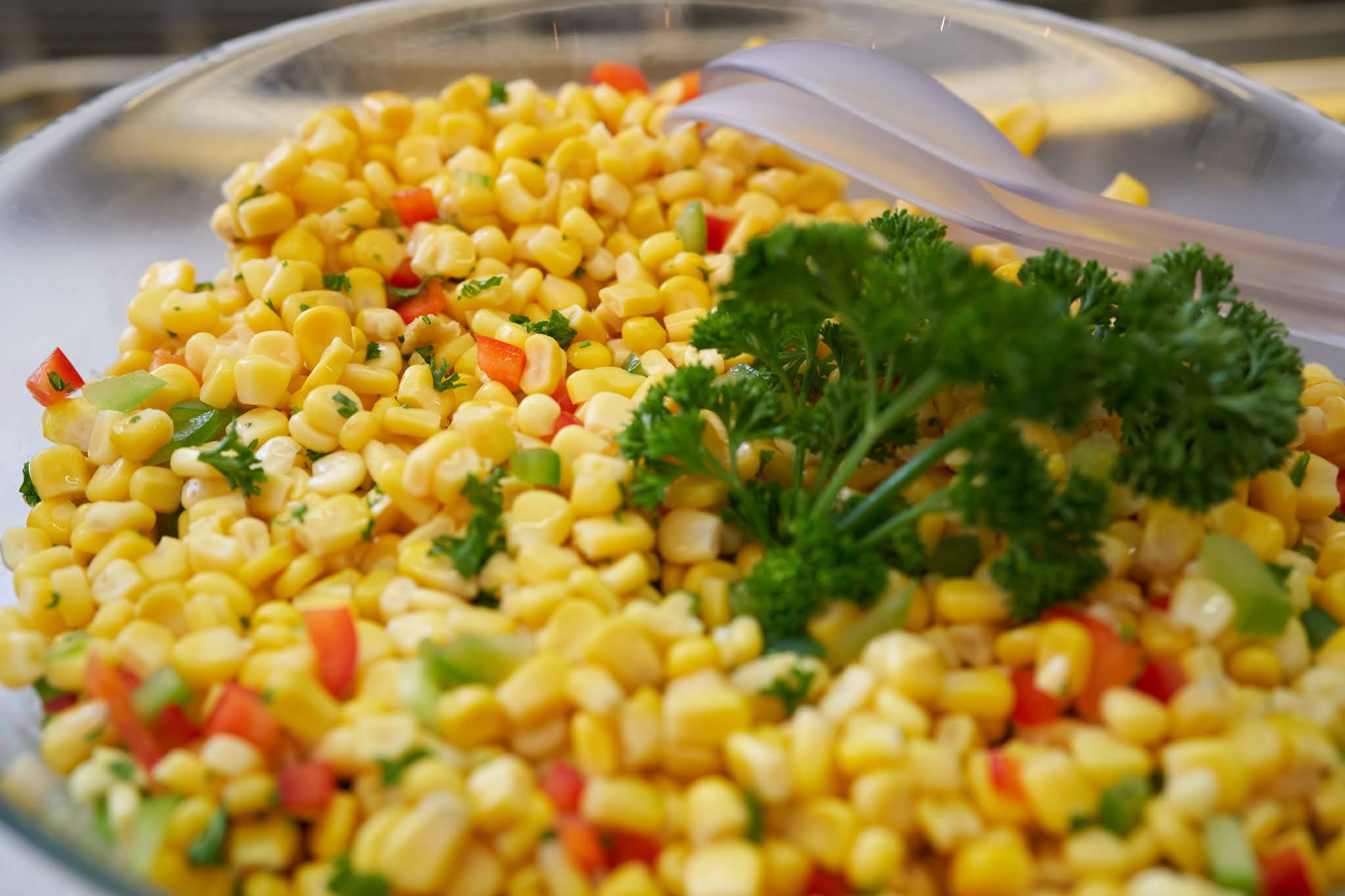 Консервированная кукуруза салаты рецепты с фото. Кукурузный салат. Салат кукуруза масло оливковое. Салат из кукурузы консервированной. Салат столичный с кукурузой.