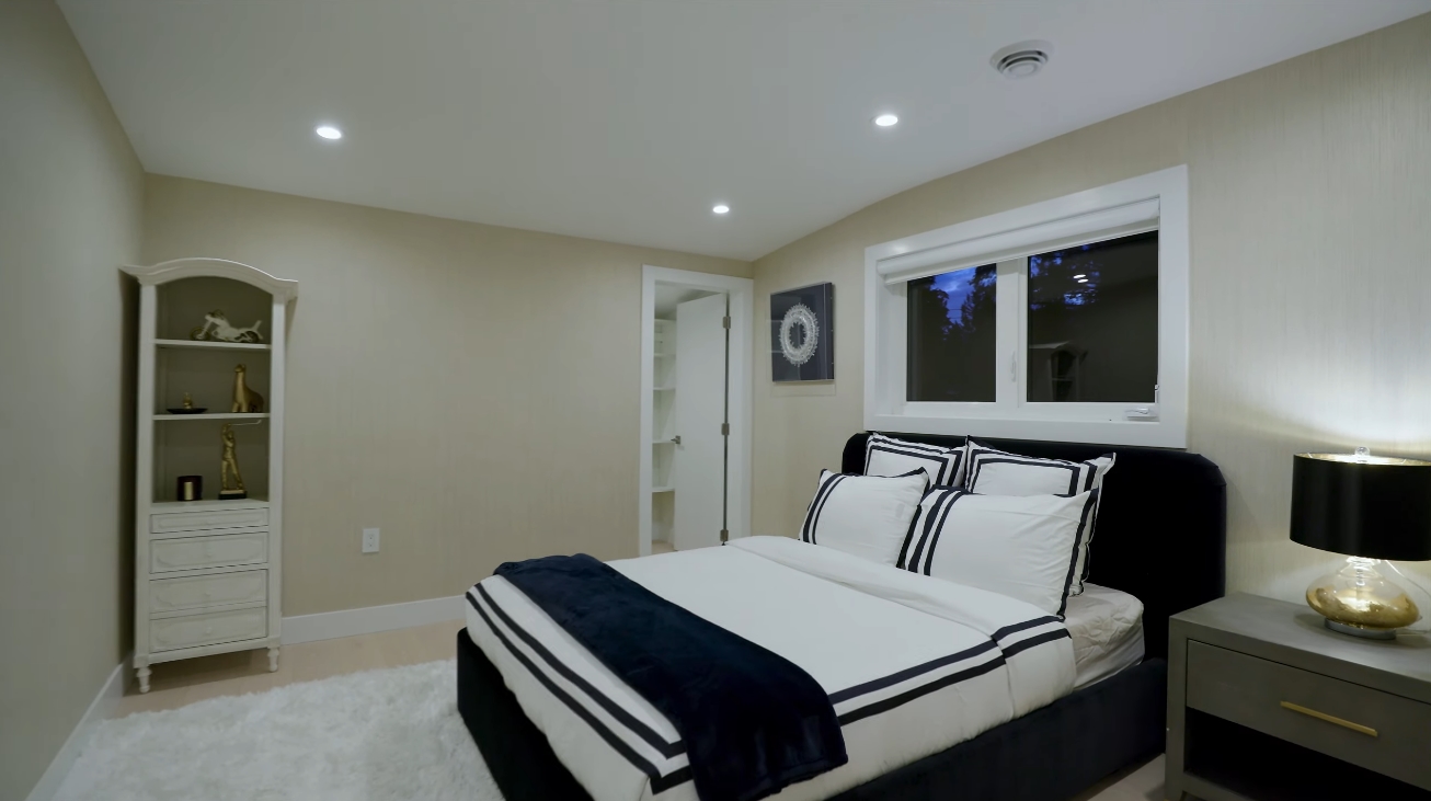 39 Photos vs. Edgemont Blvd, North Vancouver Luxury Home Interior Design Tour