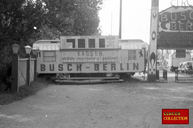 Roulotte caisse et façade du Cirque Allemand Busch Berlin 1965