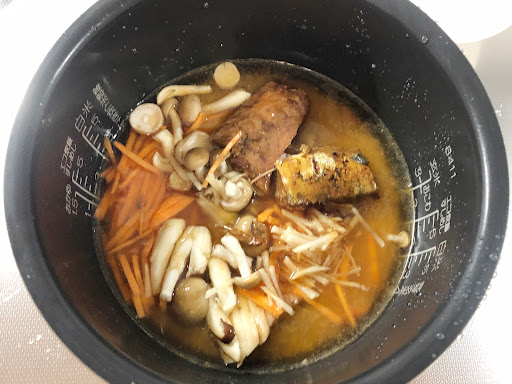 ダイソーのさば照焼缶詰で炊き込みごはん