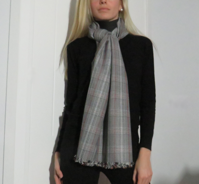 Pashmina Príncipe de Gales atada con nudo al cuello