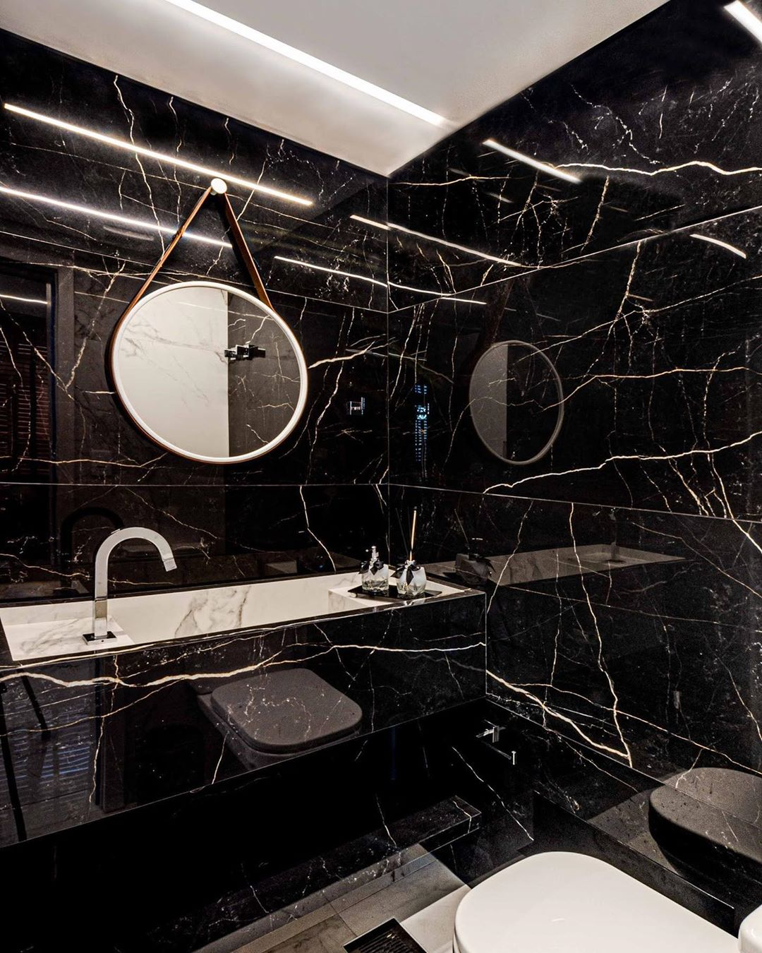 Banheiro com parede, piso e bancada todo em porcelanato marmorizado escuro!