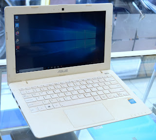 Jual Laptop ASUS X200M White (11.6-Inch) Second