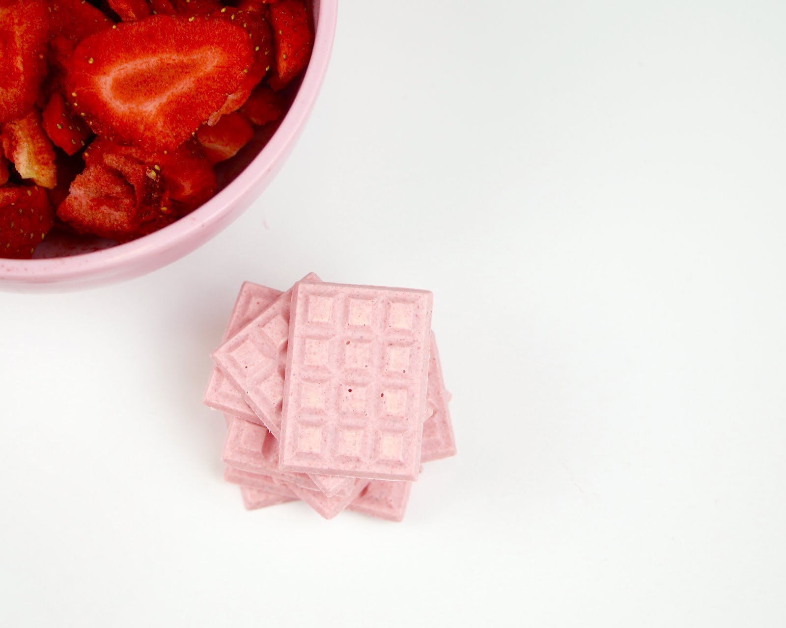 {VIDEO} AllNatural Strawberry Chocolate Bars (2Ingredients) The