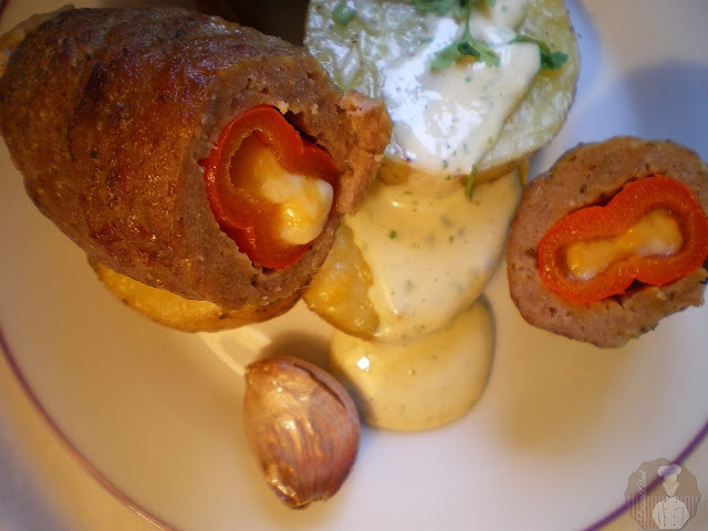 "Ovillo" de carne relleno de pimiento con queso