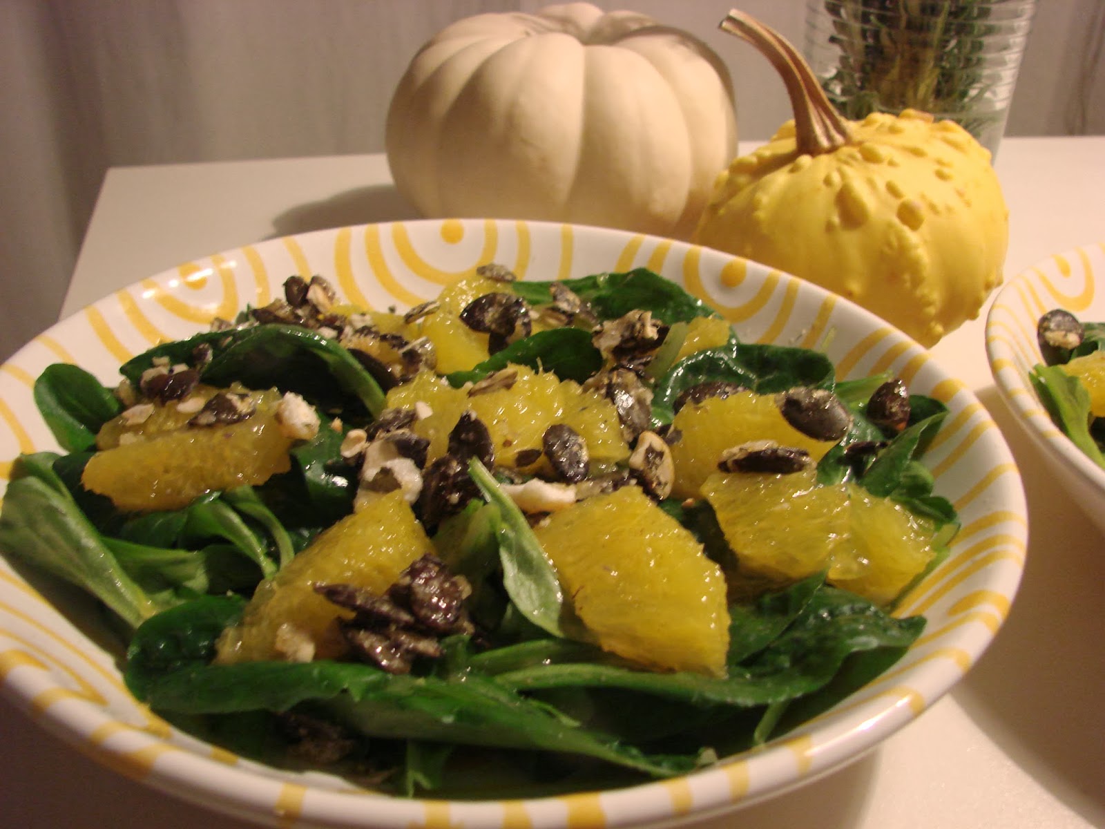 Herbst - Feldsalat mit Orangenfilets und Kürbiscrunch