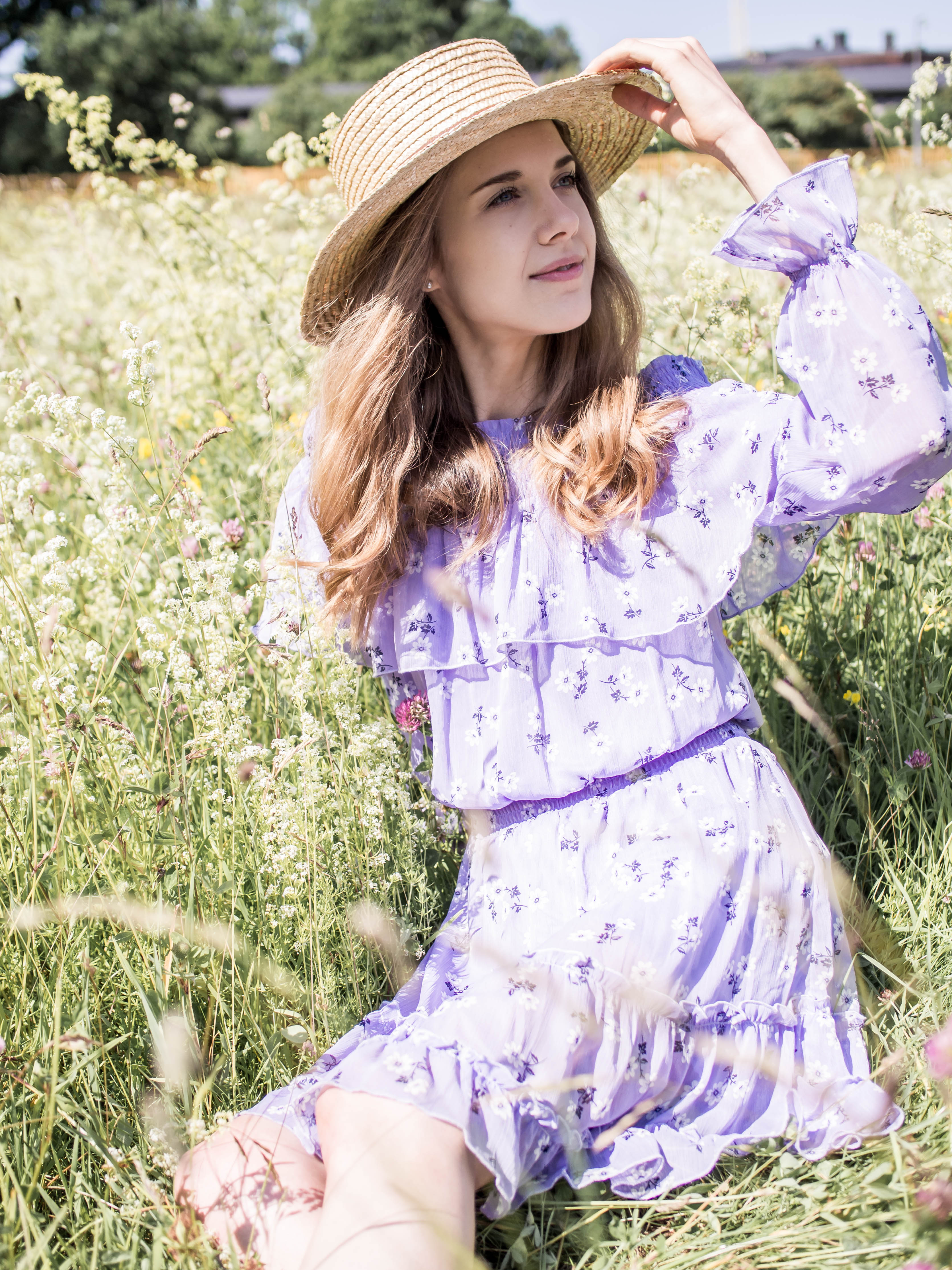 Woman in a lilac dress on a field - Vaaleanvioletti kukkamekko kukkaniityllä