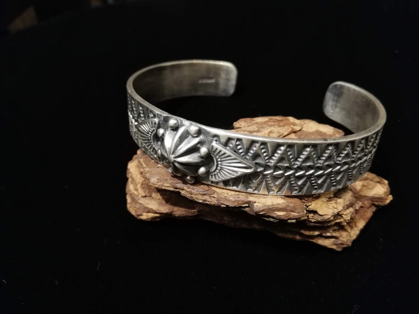 LEFT: NAVAJO 族のGary ReevesさんとBo Reeves さんのジュエリー