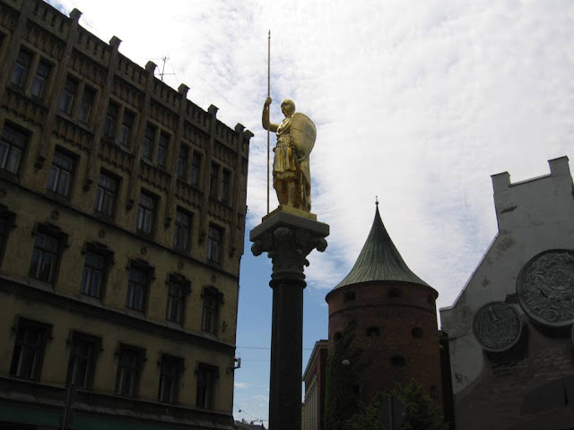 2005 год. Рига. Золотой рыцарь на своем историческом месте, на площади Бастея (между бывшими Яковлевскими казармами и Бастионной горкой)