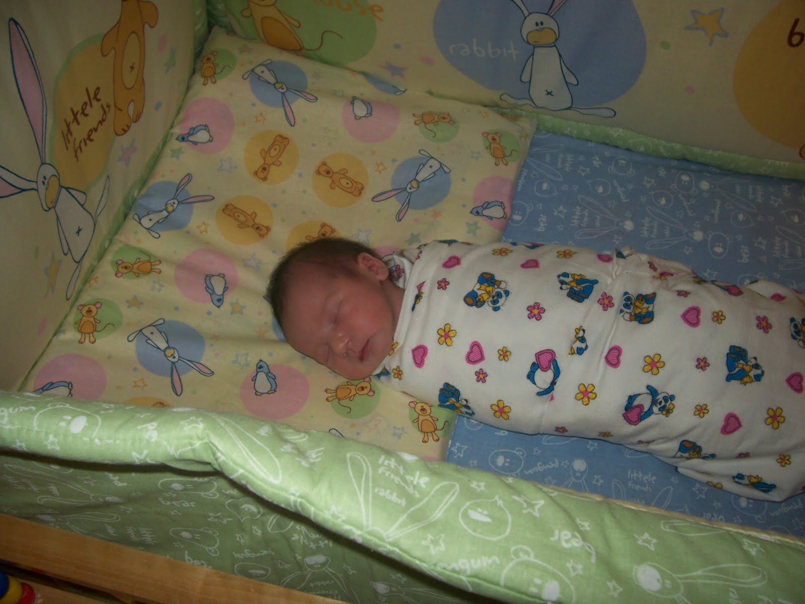 Сон пеленание. Позы сна новорожденного в кроватке. Пеленание младенца. Ребенок в пеленке. Пеленание больших детей.