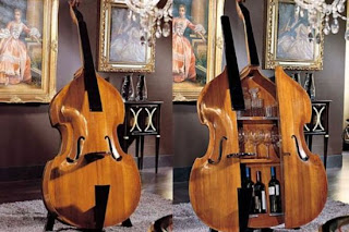 Móvel bar, em formato de violoncelo