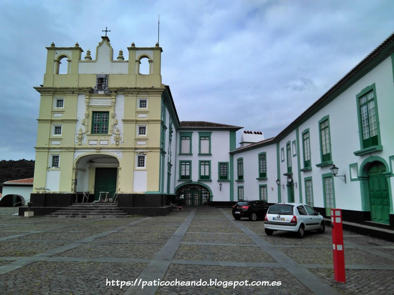 ANGRA do HEROÍSMO-Ilha Terceira (Açores): en el interior del solar, la Capela de Nossa Senhora dos Remédios