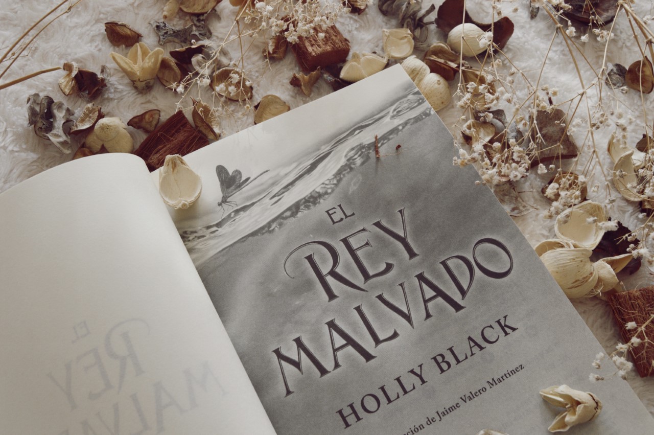 Nadando Con libros on X: Ya está en mi blog mi reseña de la trilogía Los  habitantes del aire de Holly Black, el primer libro de esta, El principe  cruel y los