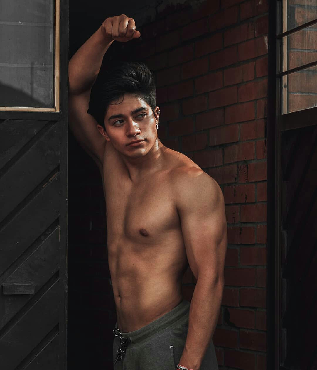 Juan Bernardo Flores pone arder a las redes sociales con estas fotos