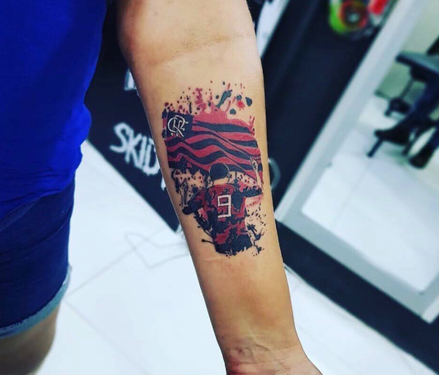 Torcedor faz tatuagem em homenagem a autor do gol da permanência