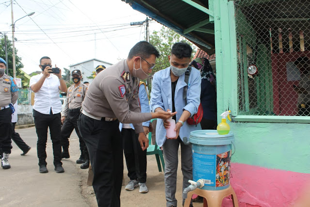 Pelembang - Peninjauan Kampung Tangkal Covid-19 di wilayah hukum Polrestabes Palembang yang di pimpin oleh kasatlantas AKBP. Yusantiyo Sandhi SH di 20 Ilir D IV RT 19 A Kecamatan IT I, hadir dalam giat tersebut Kapolsektabes IT I Kompol Deni Triana S.I.K, Danramil 418-06 Kamboja Kapten Inf. Fariq A, Camat IT I Drs Esman Faridy, S.Sos, Lurah 20 Ilir D IV Kecamatan IT I. Masnun, SE.,M.Si, Bhabinkabtibmas Kelurahan 20 Ilir D IV Kecamatan IT I. Bripka Zulkifli SH, M.Si,  Babinsa Kelurahan 20 Ilir D IV Kecamatan IT I. Sertu Roedy Ilham serta Ketua  RT.19 R.M. Ismail dan Mahasiswa KKN UIN Palembang.    Kegiatan kampung tangkal Covid 19 dalam rangka memperingati HUT Bhayangkara ke-74 dan penjabaran dari program kerja Kapolda Sumsel Irjen Pol.Prof.Dr. Eko Indra Heri S, M.M, yang di tindak lanjuti oleh Kapolsektabes IT I.Kompol Deni Triana S.I.K, serta dilaksanakan oleh anggota Bhabinkabtibmas Kelurahan 20 Ilir D IV Kecamatan IT I. Bripka Zulkifli SH, M.Si,  dan di bantu oleh Babinsa Kelurahan 20 Ilir D IV Kecamatan IT I. Sertu Roedy Ilham.   Pendirian Kampung Tangkal Covid-19 ini bertujuan untuk menanggulangi dampak dari Virus Covid-19 serta untuk Ketahanan Pangan dengan membuat kolam ikan diantaranya kolam ikan lele,mujair dan nila serta beraneka ragam sayuran Hidroponik, antara lain  ada sawi,bayam merah  serta Beraneka ragam sayuran lainya seperti cabe,tomat dan lain sebagainya. Selain itu juga di adakan kegiatan posyandu dari Ibu PKK Kelurahan 20 Ilir D IV serta ada juga kegiatan Pemeriksaan kesehatan dari Puskesmas Talang Ratu kemudian di adakannya les Sempoa dan TPA bagi anak-anak sekitar.  Kegiatan-kegiatan bernilai positif seperti ini diharapkan selain dapat meningkatkan perekonomian masyarakat yang terdampak Covid-19 juga sebagai penyemangat masyarakat untuk selalu berpikir positif dalam menjaga kesehatan dan mematuhi protokol kesehatan yang telah dihimbau oleh pemerintah agar dapat menekan penyebaran Covid-19 yang ada di Kota Palembang.(Tri Sutrisno)