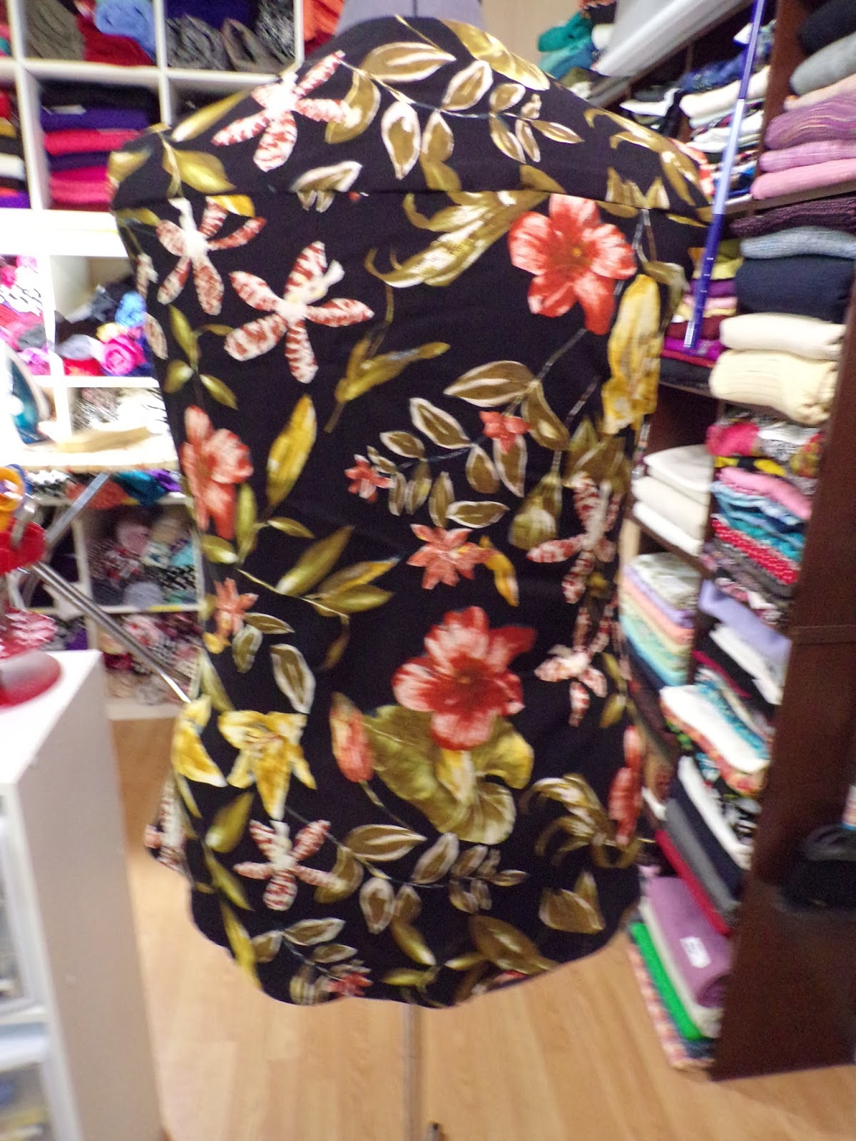 Sew Plus: McCall 7193 View A Woven Tropical Print Top