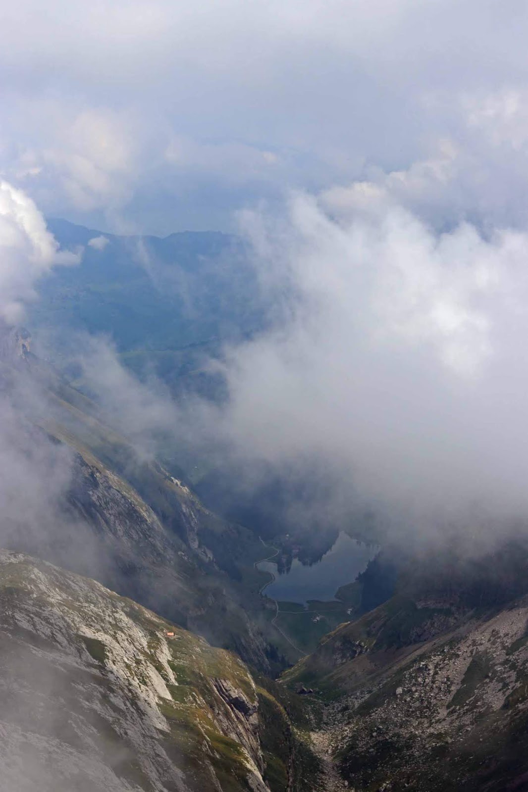 Vehreä laakso kaukana alhaalla Vehreä laakso kaukana alhaalla