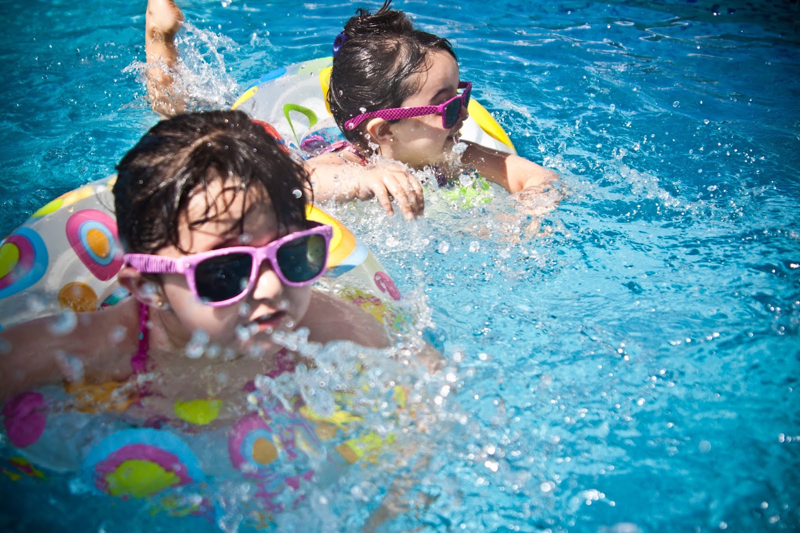 صورة لطفلين يسبحان وهما يرتديان النظارات