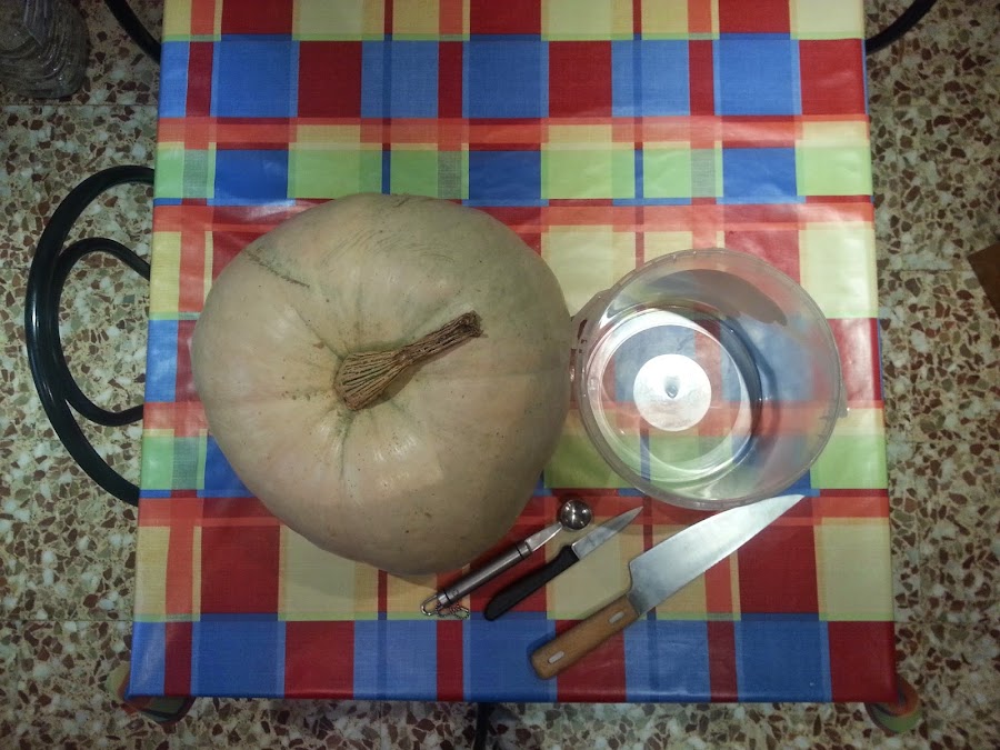 Calabaza de Halloween. Calabaza. Decoración. Evdae. Utensilios para vaciar una calabaza. Pumpkin