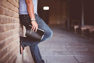 persoana care tine o biblie, foto de Ben White – unsplash.com persoana care tine o biblie, foto de Ben White – unsplash.com