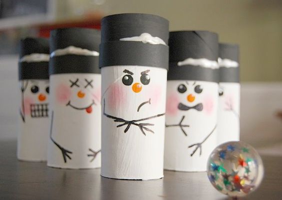 Muñecos de nieve hechos con tubo de higienico