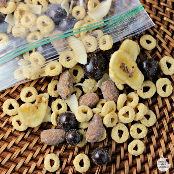 Easy Dove® Fruit Blueberry Banana Almond Trail Mix | Renee's Kitchen Adventures: Super easy wholesome trail mix that keeps you satisfied between meals! #LoveDoveFruits #ad