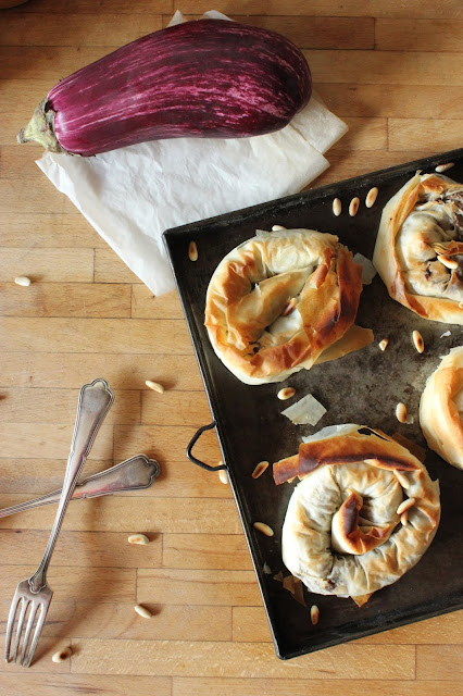 Cuillère et saladier : Feuilletés aux aubergines, raisins secs, citron et pignons (vegan)
