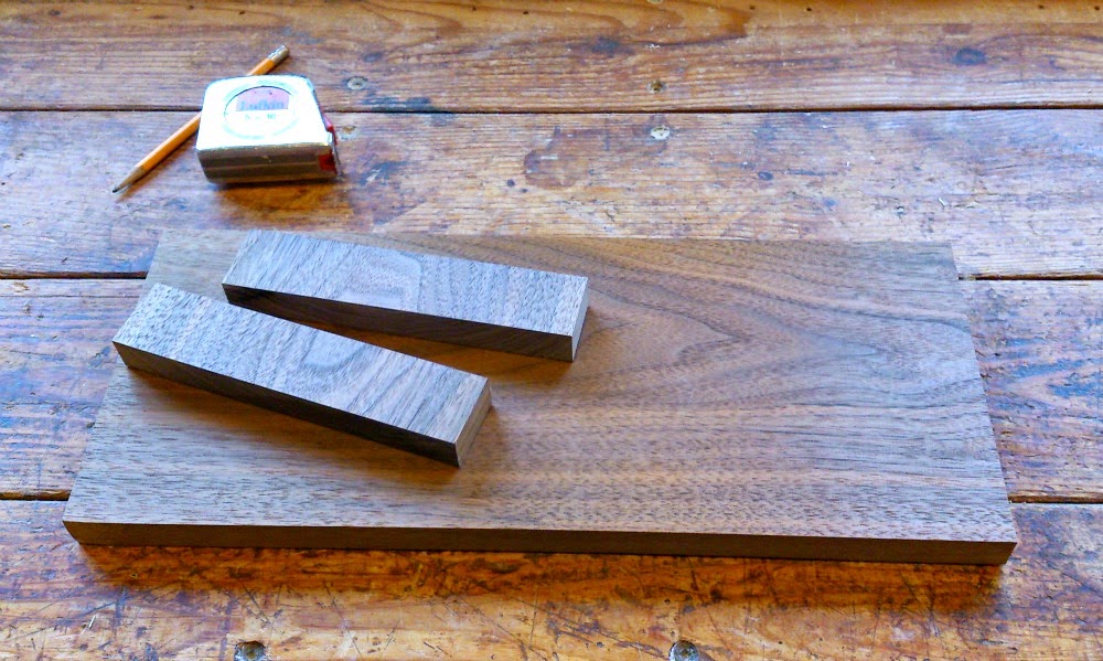 DIY Solid Wood Trivet on Legs Dans le Lakehouse
