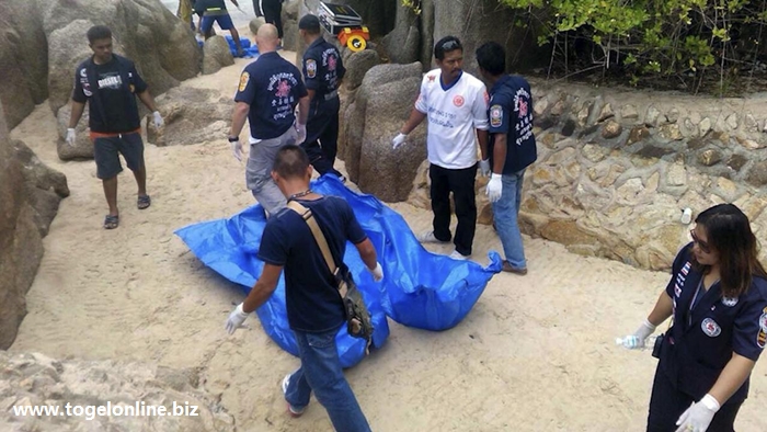 Petugas kepolisian di Thailand sedang mengevakuasi jasad Elise Dallemange