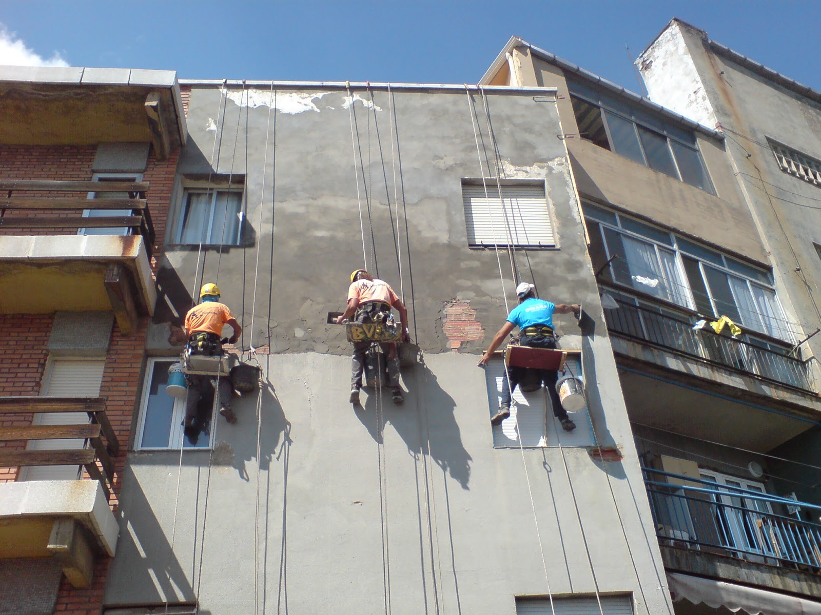 Trabajos verticales en fachada: reparaciones y sellados