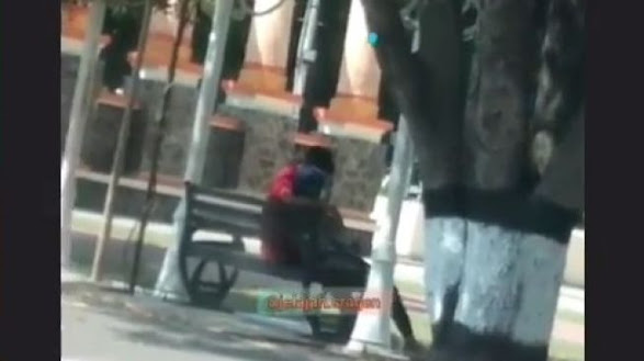 Astaghfirullah “Sejoli Tepergok Asyik Berbuat Mesum di Alun-Alun Sragen, Videonya Viral” Astaghfirullah “Sejoli Tepergok Asyik Berbuat Mesum di Alun-Alun Sragen, Videonya Viral”