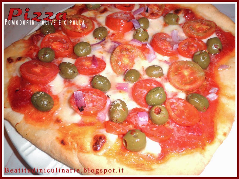 pizza con pomodorini, olive e cipolle