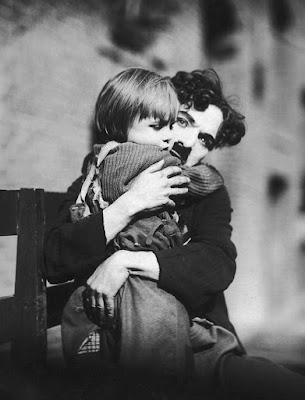 Чарли Чаплин и Джеки Куган в фильме "Малыш" (The Kid) (1921)