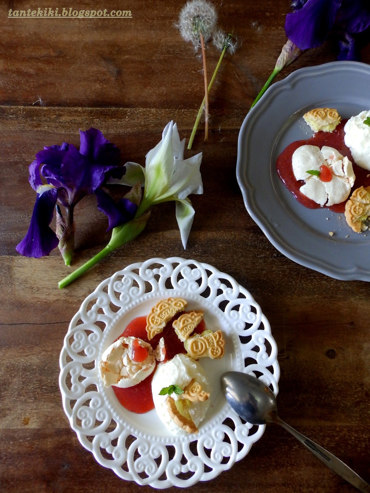 Mousse λεμονιού με μαρεγκάκια αμυγδάλου και σάλτσα φράουλας Tante Kiki