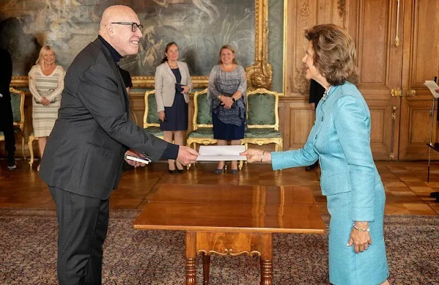 King Carl Gustaf and Queen Silvia presented the Prince Eugene Medals. The Queen wore a blue blazer skirt suit