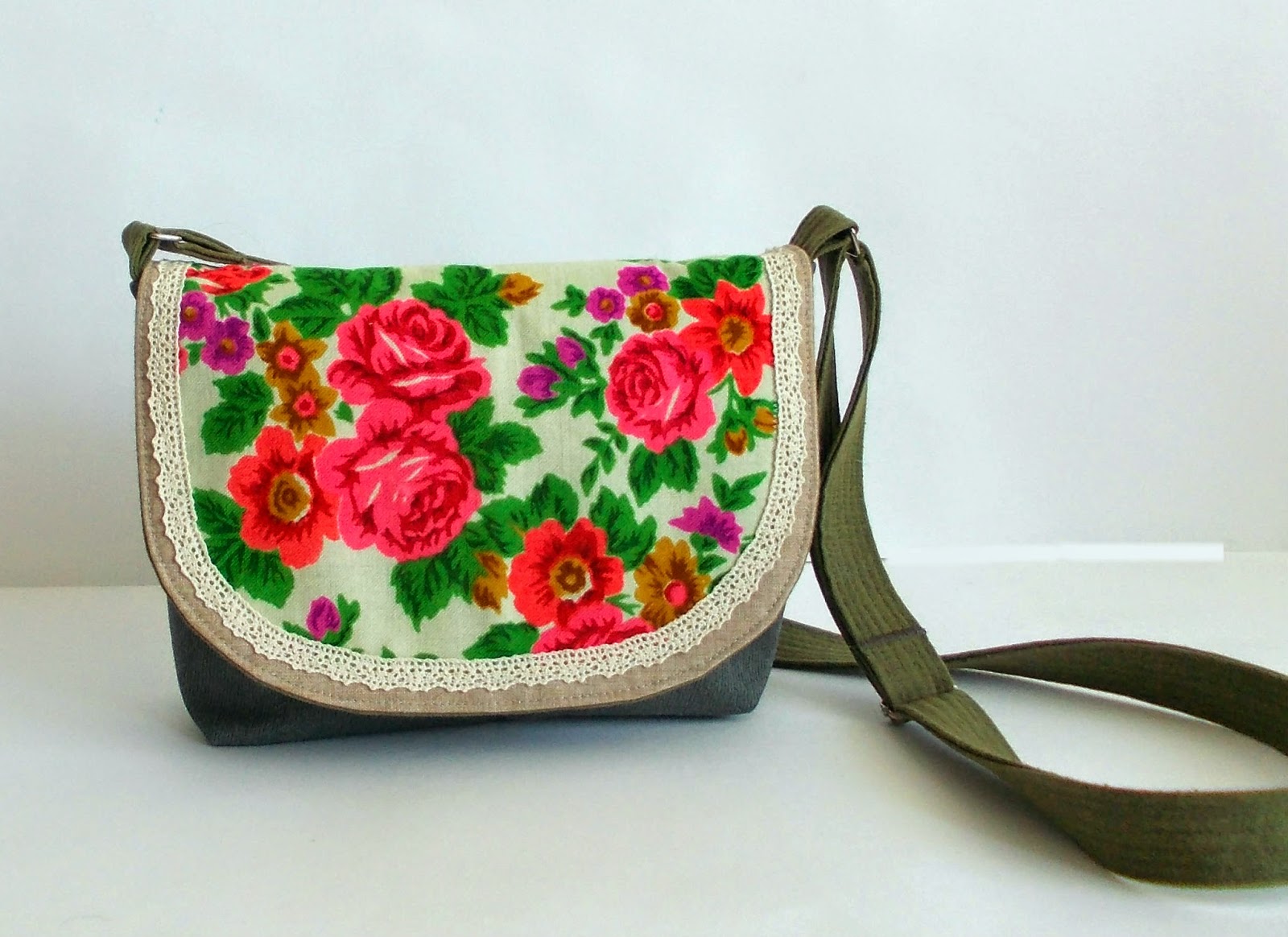 сумочки через плечо женские своими руками. джинсовые сумки. сумка из ткани. маленькая джинсовая сумка через плечо. маленькие сумочки тканевые.