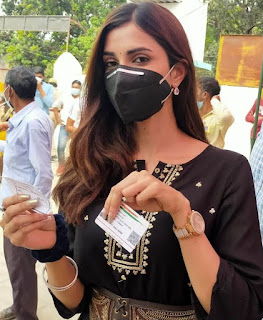 ग्लैमर गर्ल दीक्षा सिंह सहित कई दिग्गज महिलाओं ने डाला वोट | #NayaSaberaNetwork ग्लैमर गर्ल दीक्षा सिंह सहित कई दिग्गज महिलाओं ने डाला वोट | #NayaSaberaNetwork