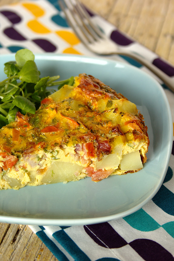 Cinco Quartos de Laranja Frittata de batata com tomate e bacon