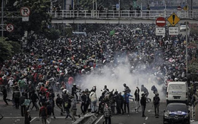Dihalau Polisi, Buruh Teriak: Besok dari Utara hingga Selatan, Kita Kepung Istana! Dihalau Polisi, Buruh Teriak: Besok dari Utara hingga Selatan, Kita Kepung Istana!