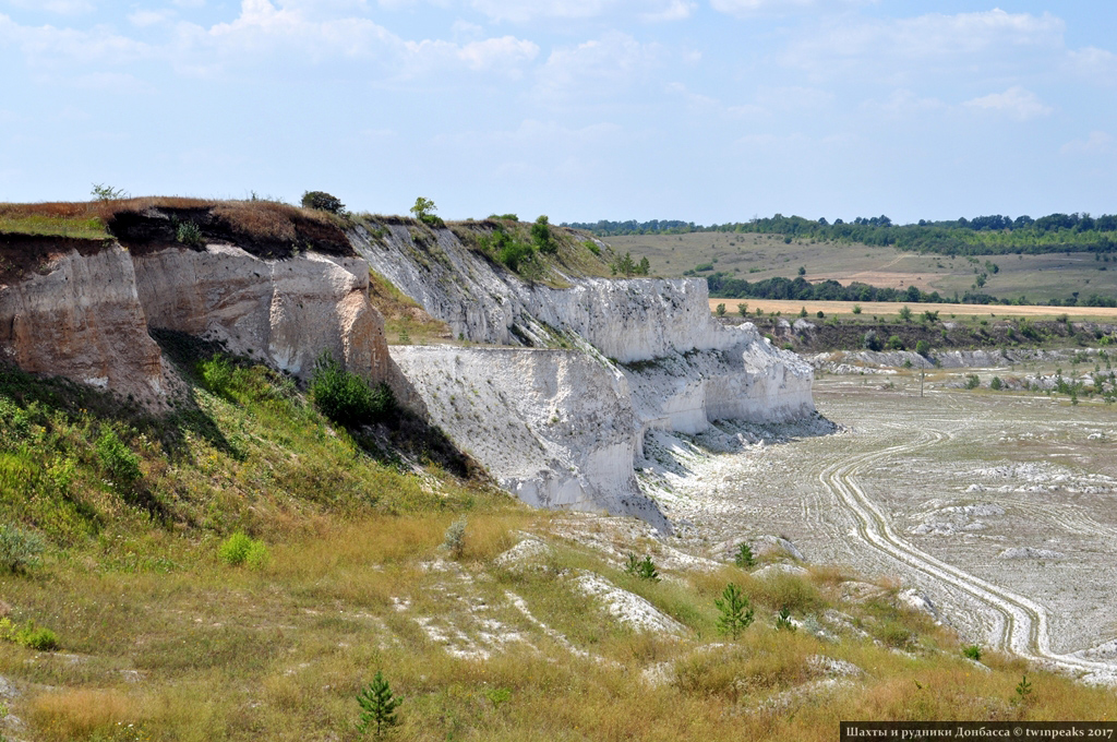 северный донбасс. террикон донбасс брянка. осенний терриконы донбасса. большие залежи мела в донбассе. белогоровка луганская.