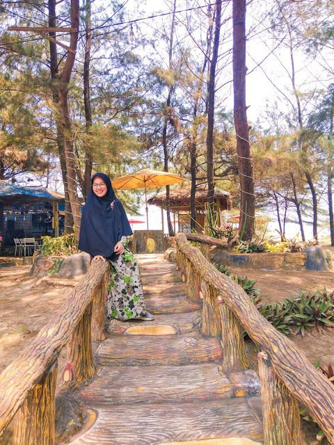 tangga kayu di rumah jala yang instagramable