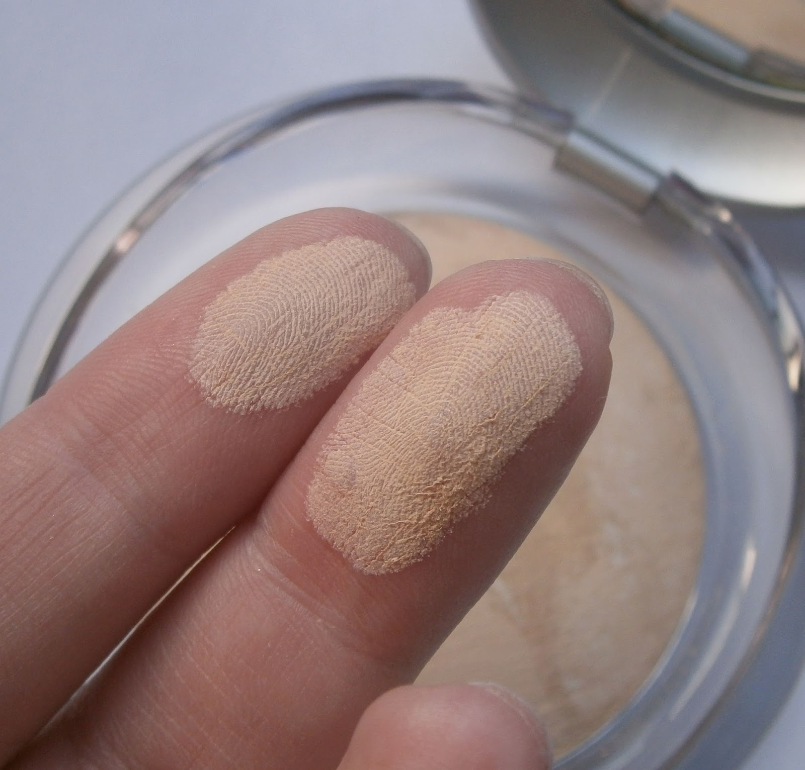 Пудра диор бэкстейдж 2n. Пудра свотчи. Gucci pudra. Пудра shik свотчи. Пудра свотчи.