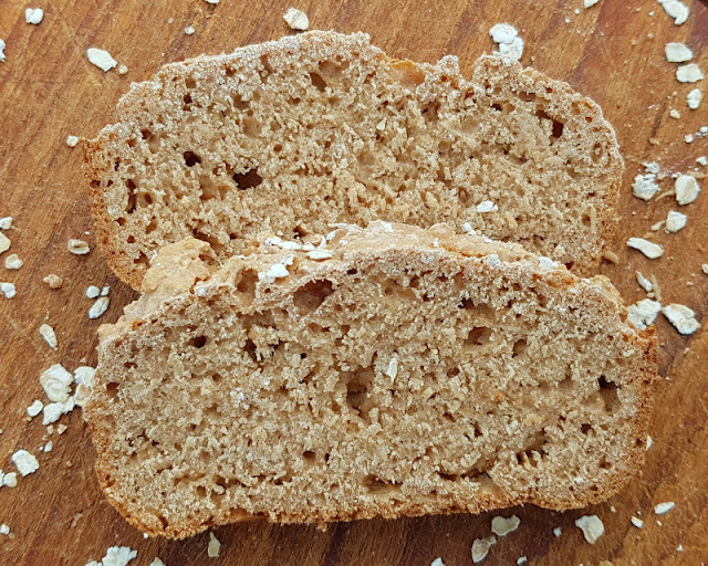 Rezept: Blitzschnelles Haferflockenbrot ohne Gehenlassen. Das Haferflocken-Brot enthält keine Hefe, aber Malzbier und ist deshalb schnell gebacken.