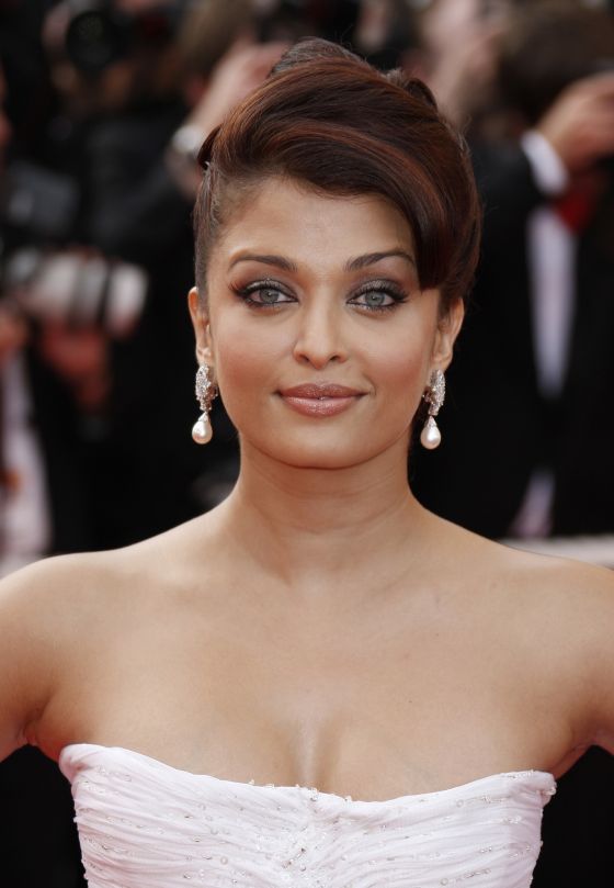 Hindi Actress Aishwarya Rai Wearing Hot White Dress - Tollywood Boost
