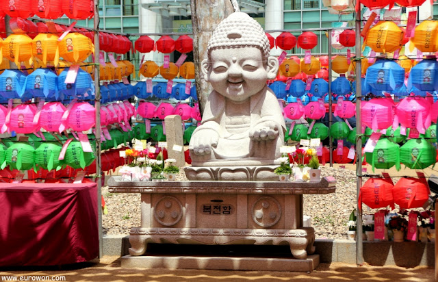 Estatua de Buda en el templo Jogyesa