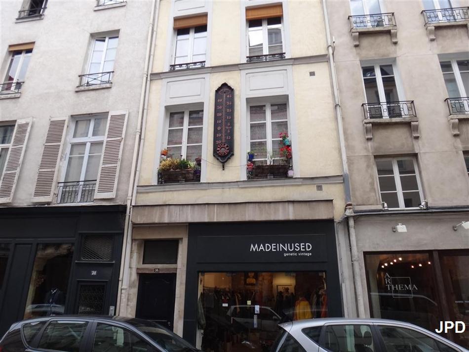 Parisbiseart Le gros thermomètre de la rue du Poitou